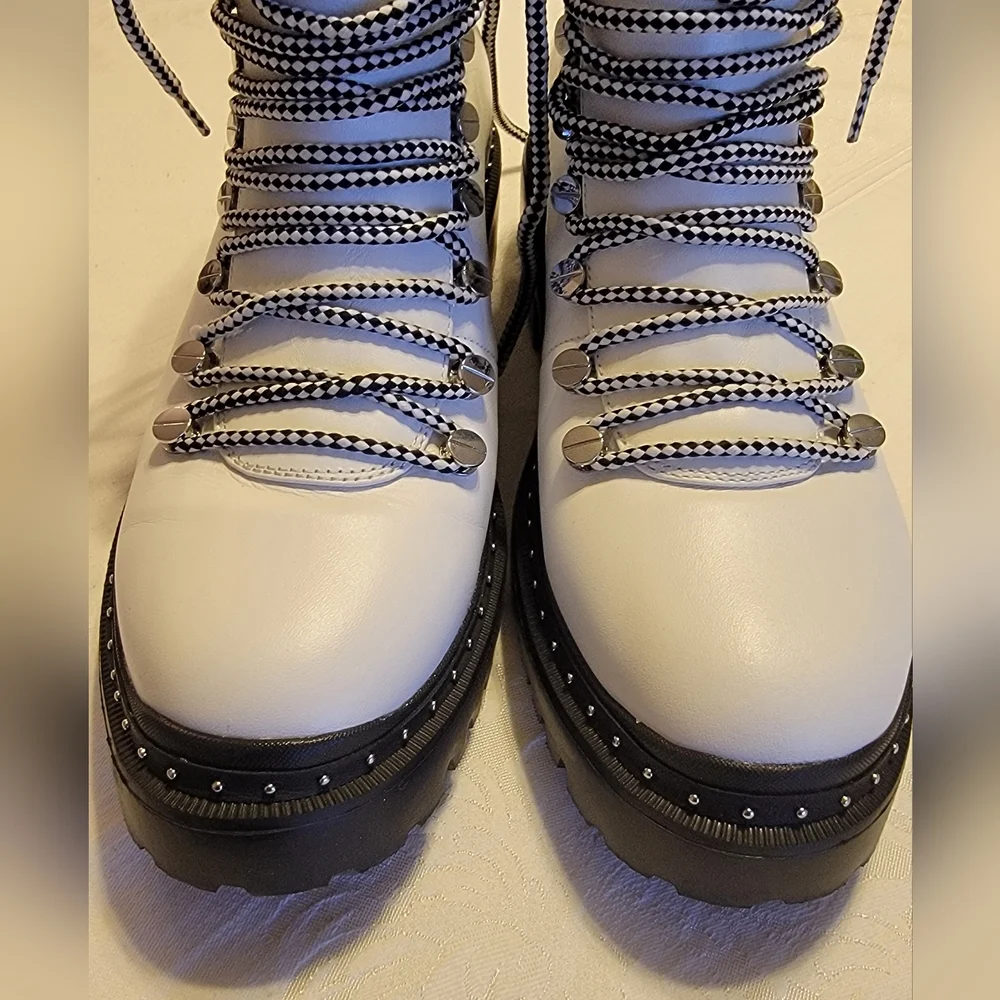 Blondo Chrissy white lace up Lug boots ankle Booties Doc Martin Style Sz 10M